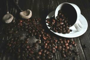 Kaffeebohnen auf Holztisch foto