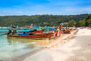 thailändisch traditionell Boote auf Phi-Phi Inseln, Thailand foto