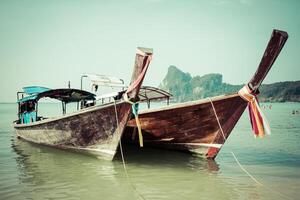 lange Boot und tropisch Strand, Andaman Meer, Phi Phi Inseln, Thailand foto