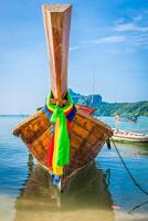 lange Boot und tropisch Strand, Andaman Meer, Phi Phi Inseln, Thailand foto