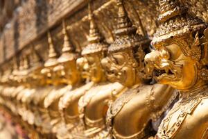 goldener garuda von wat phra kaew in bangkok, thailand foto