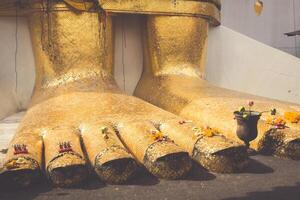 Tempel wat intharawihan im Vorderseite von groß Stehen Buddha Fuß foto