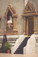 wat intharawihan Buddhist Tempel im Bangkok hält das höchste Stehen Buddha im das Welt. foto