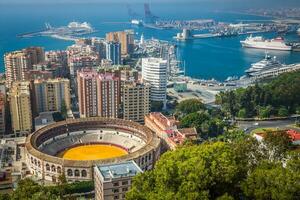 Aussicht von Malaga mit Stierkampfarena und Hafen. Spanien foto