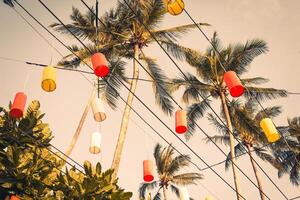 hängendes buntes Festdekorationselement im Krabi, Thailand foto