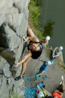 ein Mädchen klettert ein Felsen. Frau beschäftigt, verlobt im extrem Sport. foto