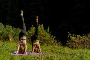 Fitness Frauen im Dreieck Pose während üben Yoga beim ein Park. foto