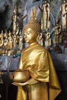 Aussicht von Buddha Statue im Thailand foto