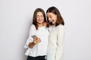 glücklich lächelnd jung Frau zeigen Fotos auf Handy, Mobiltelefon Telefon