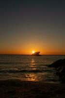 Sonnenuntergang Strand im Kap kann Neu Jersey wo Sie können erhalten ein großartig Aussicht von das Sonne gehen Nieder über das Ozean und das Bucht. das Betrachtung von das Sonne auf das Wasser mit das versunken Schiff sieht aus damit schöne. foto