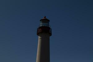 diese ist das oben Bild von capy kann Punkt Leuchtturm. das rot Metall oben steht aus gegen das Weiß Backstein von das Turm. foto