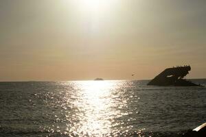 Sonnenuntergang Strand im Kap kann Neu Jersey wo Sie können erhalten ein großartig Aussicht von das Sonne gehen Nieder über das Ozean und das Bucht. das Betrachtung von das Sonne auf das Wasser mit das versunken Schiff sieht aus damit schöne. foto