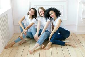 drei Freundinnen haben ein sich unterhalten beim Zuhause foto
