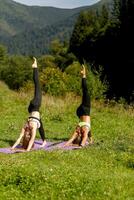 Fitness Frauen im Dreieck Pose während üben Yoga beim ein Park. foto