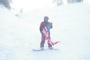 Snowboarder sitzt hoch im das Berge foto