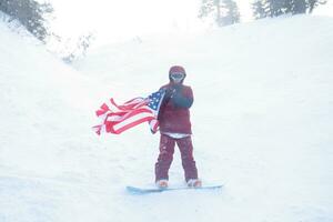 Snowboarder sitzt hoch im das Berge foto