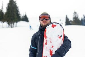 Mann Snowboarden im das Berge foto