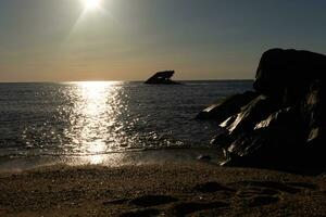 Sonnenuntergang Strand im Kap kann Neu Jersey wo Sie können erhalten ein großartig Aussicht von das Sonne gehen Nieder über das Ozean und das Bucht. das Betrachtung von das Sonne auf das Wasser mit das versunken Schiff sieht aus damit schöne. foto