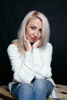 Porträt von ein schön jung attraktiv Frau im ein Weiß Sweatshirt foto