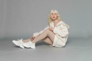 schön Albino Mädchen mit Weiß Haut, natürlich Lippen und Weiß Haar foto