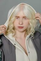 schön Albino Mädchen mit Weiß Haut, natürlich Lippen und Weiß Haar foto