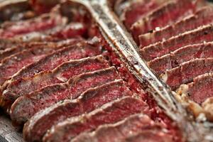 geschnitten Steak T-Bone Lügen auf hölzern Tafel. Nahansicht foto