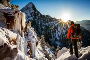 Bergsteiger anmutig navigiert Sonnenlicht gesprenkelt gefroren Wasserfall im winterlich Wildnis foto