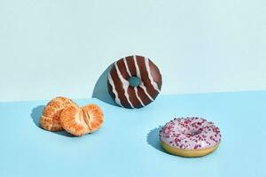 Komposition von frisch Früchte und Süßigkeiten, zwei Donuts und Mandarin, Hälfte von geschält Mandarin foto