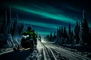 Schneemobil Fahrer wagen unter das Polar- Nacht Himmel bedeckt mit Sterne foto