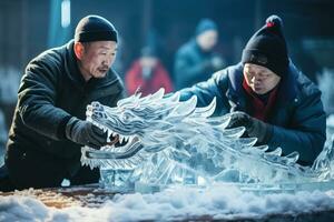 Eis Bildhauer Carving großartig Drachen zahlen zum Neu Jahr Feierlichkeiten foto