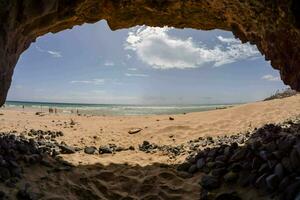 das Strand ist leeren und Dort ist ein Höhle foto