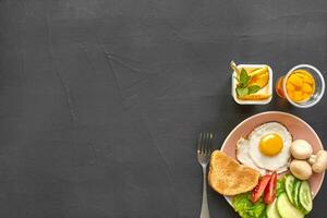 oben Aussicht von gesund und köstlich Frühstück auf ein schwarz Hintergrund mit Exemplar. foto