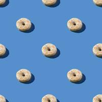 nahtlos Muster mit glasiert Donuts auf Blau Hintergrund. foto