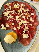 Rindfleisch Carpaccio mit Parmesan und Eis Creme. foto