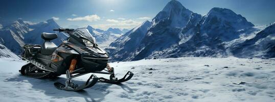 Schneemobil auf eisig alpin Steigung Hintergrund mit leeren Raum zum Text foto