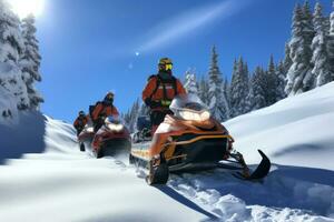 Schneemobil Hilfe Geschwindigkeiten oben alpin Rettung Betrieb im schneebedeckt Terrain foto