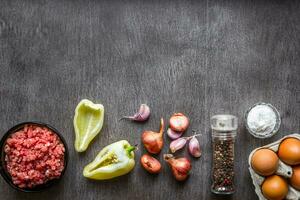 Komposition von roh Fleisch mit Gemüse und würzen auf hölzern Hintergrund foto
