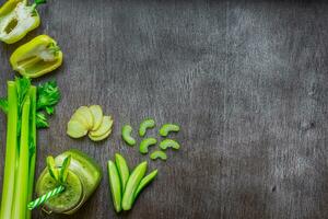 Grün Gemüse Smoothie mit Sellerie, Ingwer und Gurke foto