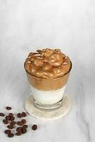 Dalalgona Kaffee, vereist flauschige cremig ausgepeitscht Trend trinken mit Kaffee Schaum und Milch foto
