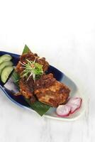 köstlich gegrillt Rippen namens iga Bakar madu im indonesisch isoliert auf ein Weiß Hintergrund foto