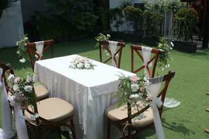 Hochzeit Altar und Reihe von braun und Weiß Stühle Schuss beim niedrig Winkel bereit auf das schön Park oder Garten foto