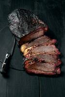 frisch Bruststück Grill Rindfleisch geschnitten zum Portion gegen ein dunkel Hintergrund foto