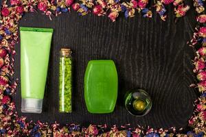 kosmetisch hygienisch Produkte mit Blumen auf hölzern Hintergrund foto