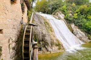 Wasserfall und Wassermühle foto