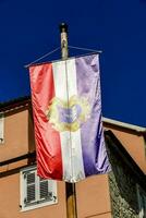 das Flagge von Kroatien im Vorderseite von ein Gebäude foto