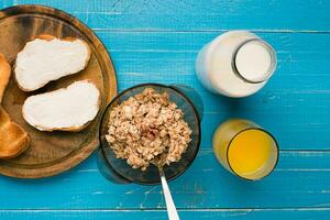 kontinental Frühstück mit Toast brot, Orange Saft foto