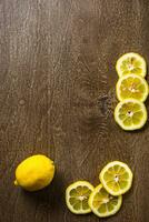 geschnitten Zitrone, Limette auf Schiefer und hölzern Zähler oben Hintergrund foto