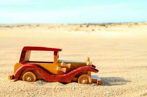 ein Spielzeug Auto im das Sand foto