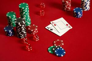 Poker Chips und Asse auf rot Hintergrund. Gruppe von anders Poker Chips. Kasino Hintergrund. foto