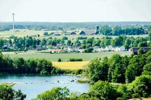 ein See und ein klein Stadt, Dorf im das Landschaft foto